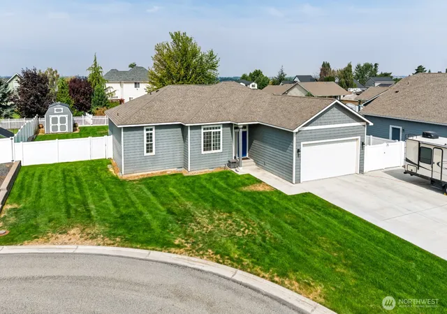 Photo 3 of Sale Pending at 312 Sandcastle Ct NE, Moses Lake, WA 98837 | MLS# NWM2581001 | Listing updated on 2026-09-23
