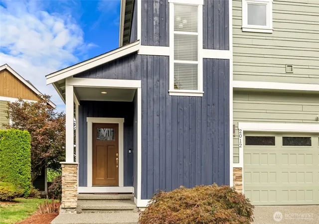 Photo 3 of Single family home for sale at 2012 Ne 37th Place, Renton, WA 98056 | MLS# NWM2581051 | Listing updated on 2026-10-01