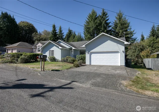 Photo 2 of Single family home for sale at 1121 N Fairfield St, Aberdeen, WA 98520 | MLS# NWM2581077 | Listing updated on 2026-09-29
