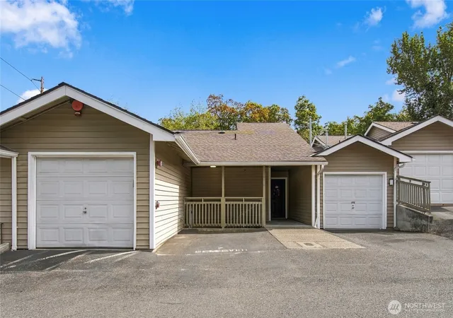 Photo 1 of Condo for sale at 901 E Marine View Dr #305, Everett, WA 98201 | MLS# NWM2581080 | Listing updated on 2026-09-23