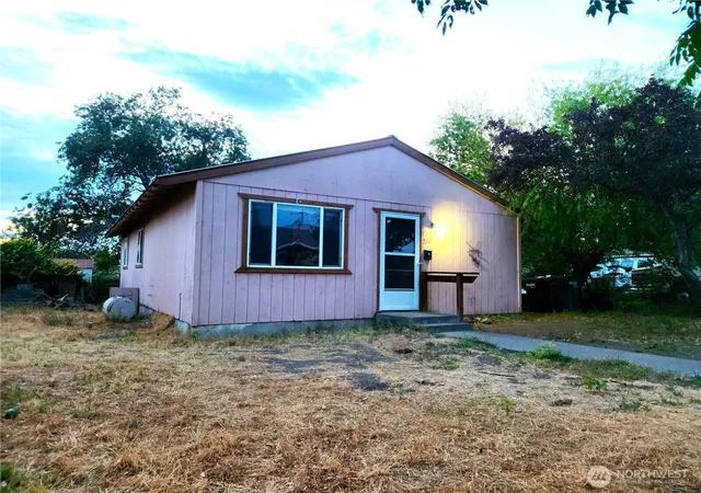 Single family home for sale at 530 S Elm Ave, Pasco, WA 99301 | MLS# NWM2581163