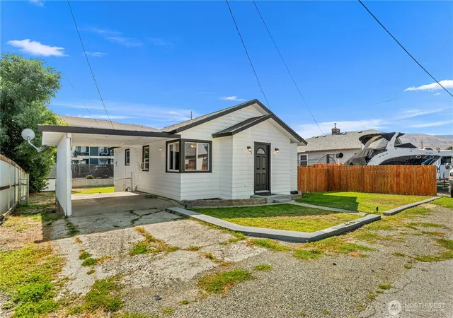 Photo 2 of Sale Pending at 3 Is View St, Wenatchee, WA 98801 | MLS# NWM2581276 | Listing updated on 2026-09-27