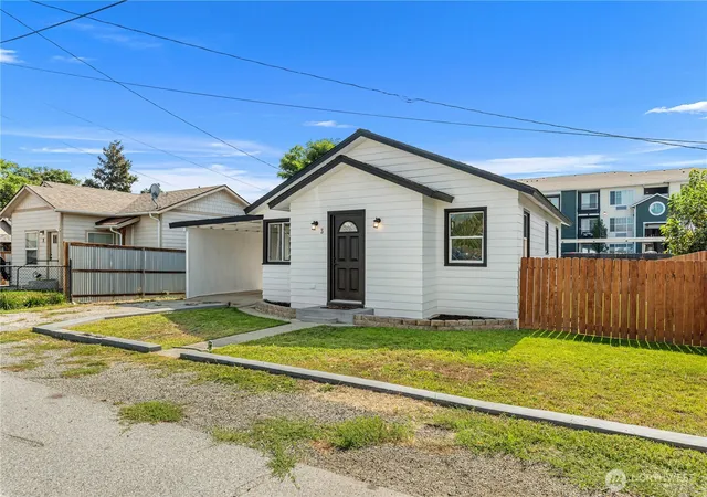 Photo 3 of Sale Pending at 3 Is View St, Wenatchee, WA 98801 | MLS# NWM2581276 | Listing updated on 2026-09-27