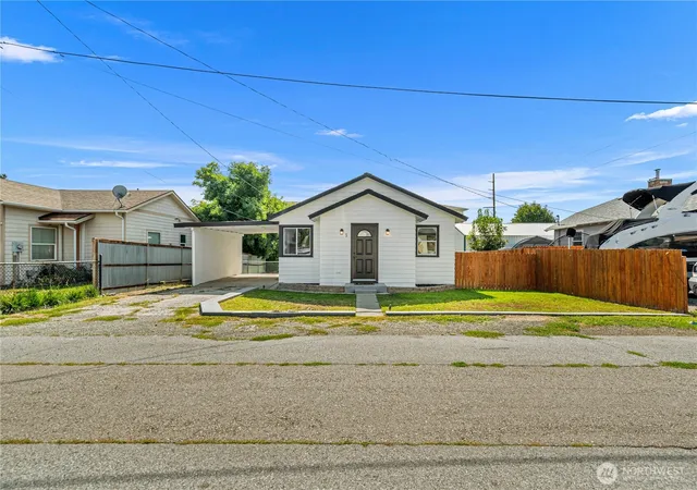 Photo 3 of Sale Pending at 3 Is View St, Wenatchee, WA 98801 | MLS# NWM2581276 | Listing updated on 2026-09-27