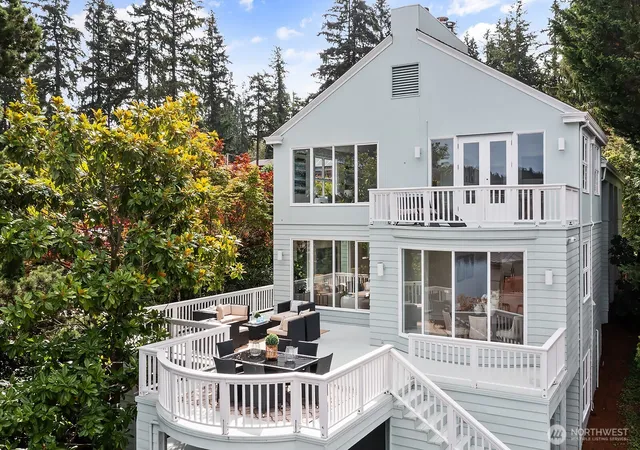 Photo 3 of Sale Pending at 3402 W Lake Sammamish Pkwy Ne, Redmond, WA 98052 | MLS# NWM2581420 | Listing updated on 2026-10-02