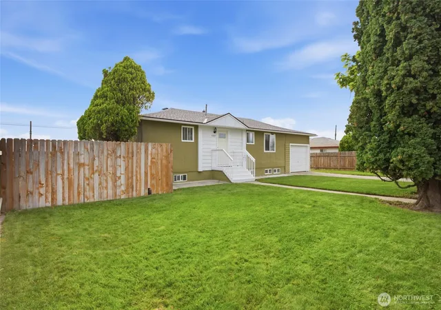Photo 2 of Sale Pending at 4289 Joann Dr Ne, Moses Lake, WA 98837 | MLS# NWM2581439 | Listing updated on 2026-09-29