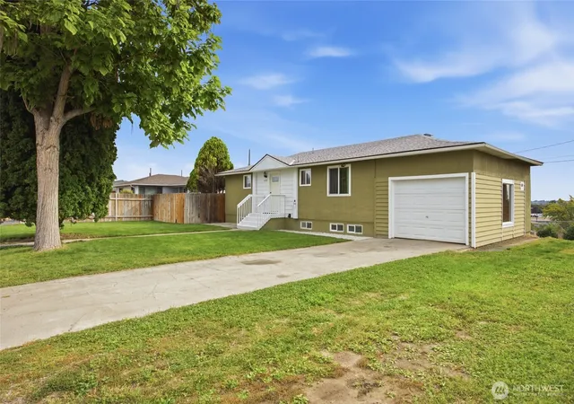 Photo 3 of Sale Pending at 4289 Joann Dr Ne, Moses Lake, WA 98837 | MLS# NWM2581439 | Listing updated on 2026-09-29