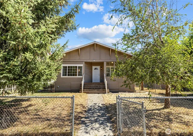 Photo 1 of Single family home for sale at 402 S Pearl St, Ellensburg, WA 98926 | MLS# NWM2581535 | Listing updated on 2026-09-25