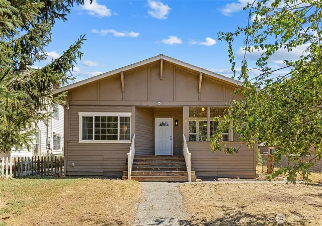Photo 2 of Single family home for sale at 402 S Pearl St, Ellensburg, WA 98926 | MLS# NWM2581535 | Listing updated on 2026-09-25