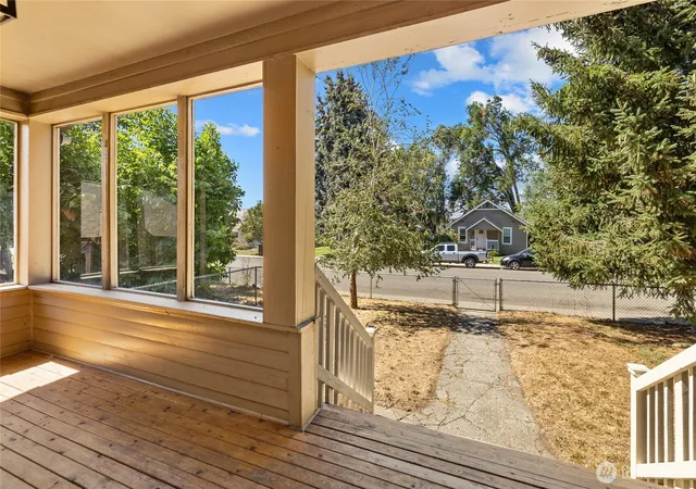 Photo 3 of Single family home for sale at 402 S Pearl St, Ellensburg, WA 98926 | MLS# NWM2581535 | Listing updated on 2026-09-25
