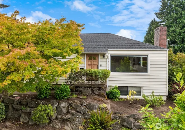 Photo 1 of Single family home for sale at 2909 W Smith St, Seattle, WA 98199 | MLS# NWM2581726 | Listing updated on 2026-09-25