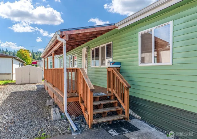 Photo 2 of Manufactured home for sale at 1006 S 12th Avenue, Kelso, WA 98626 | MLS# NWM2581966 | Listing updated on 2026-09-24