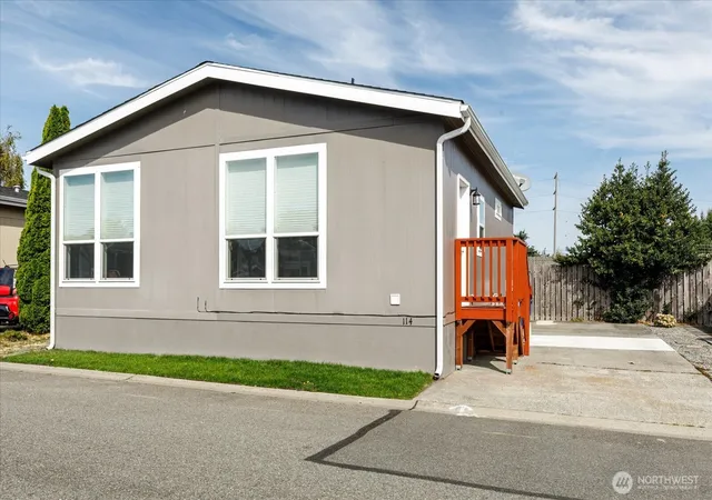 Photo 2 of Manufactured home for sale at 225 Ne Ernst St #114, Oak Harbor, WA 98277 | MLS# NWM2582855 | Listing updated on 2026-09-22