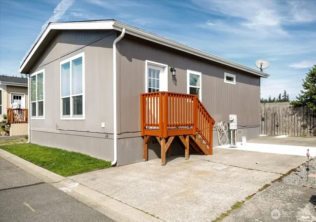 Photo 3 of Manufactured home for sale at 225 Ne Ernst St #114, Oak Harbor, WA 98277 | MLS# NWM2582855 | Listing updated on 2026-09-22