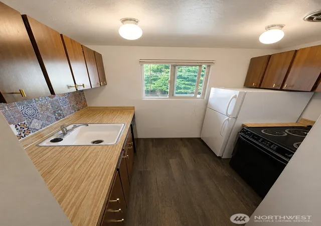 Photo 3 of Multi family home for sale at 426 11th Avenue E, Seattle, WA 98102 | MLS# NWM2583141 | Listing updated on 2026-09-25