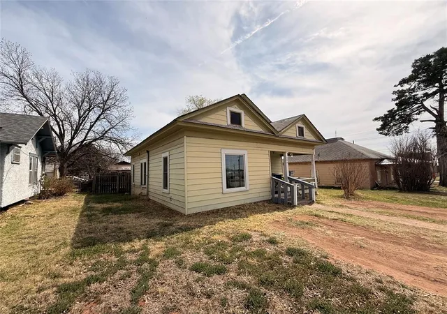 Photo 2 of Single family home for sale at 304 N 4th Street, Sayre, OK 73662 | MLS# 1217750 | Listing updated on 2026-09-10