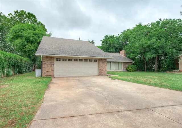 Photo 3 of Sale Pending at 2319 Bent Trl Cir, Edmond, OK 73012 | MLS# 1218511 | Listing updated on 2026-09-12