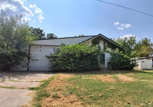 Photo 1 of Single family home for sale at 202 S Center Ave, Shawnee, OK 74801 | MLS# 1224250 | Listing updated on 2026-09-11