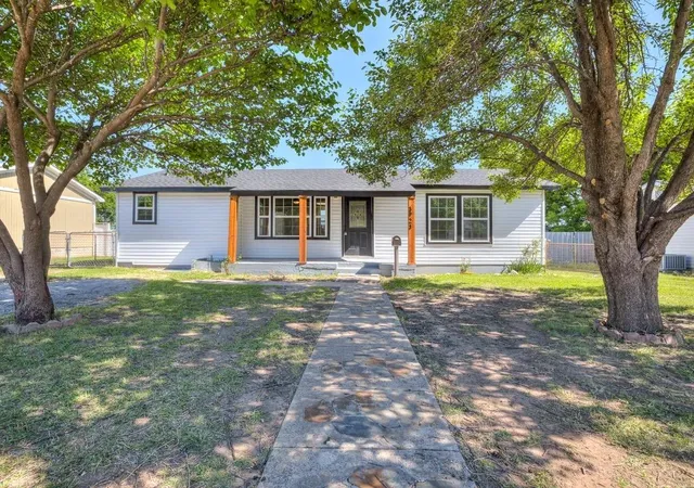 Photo 1 of Single family home for sale at 3923 Se 10th Place, Oklahoma City, OK 73115 | MLS# 1228533 | Listing updated on 2026-09-13