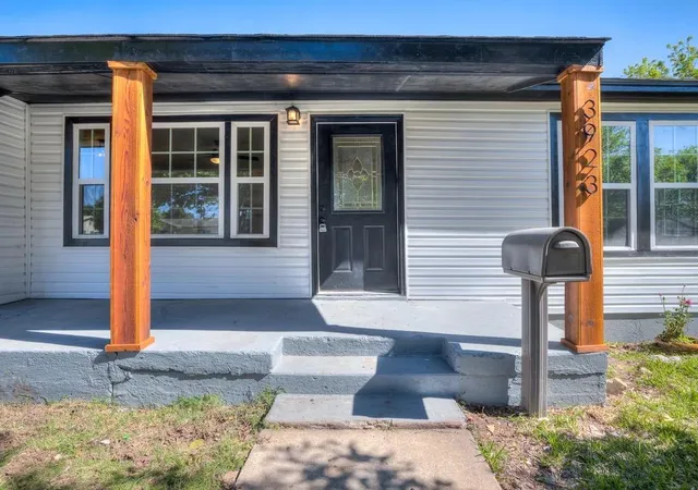 Photo 3 of Single family home for sale at 3923 Se 10th Place, Oklahoma City, OK 73115 | MLS# 1228533 | Listing updated on 2026-09-13