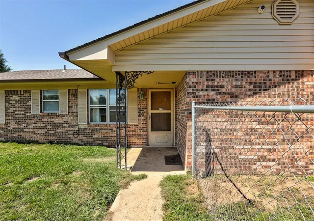 Photo 4 of Single family home for sale at 34304 Lake Rd, Shawnee, OK 74801 | MLS# 1229375 | Listing updated on 2026-09-11