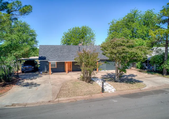 Single family home for sale at 821 SE Grand Blvd, Oklahoma City, OK 73129 | MLS# 1229768