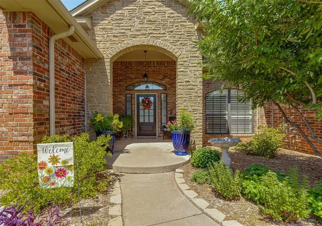 Photo 4 of Sale Pending at 16205 Old Oak Dr, Edmond, OK 73013 | MLS# 1229902 | Listing updated on 2026-09-09