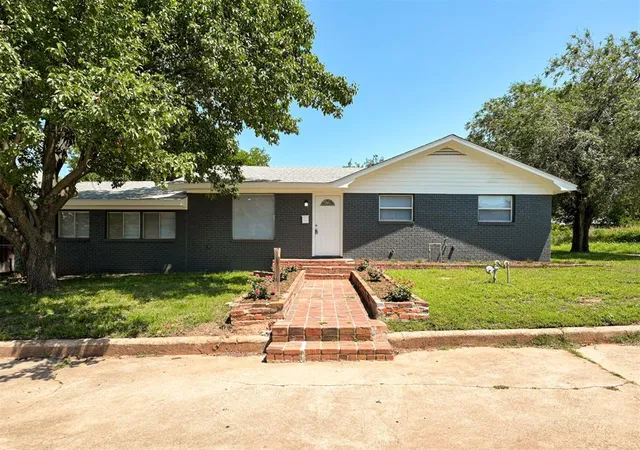 Photo 2 of Single family home for sale at 420 E 12th Street, Chandler, OK 74834 | MLS# 1232587 | Listing updated on 2026-09-10