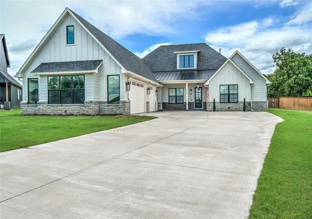 Photo 2 of Single family home for sale at 550 Old Crk Rd, Edmond, OK 73034 | MLS# 1233710 | Listing updated on 2026-10-07
