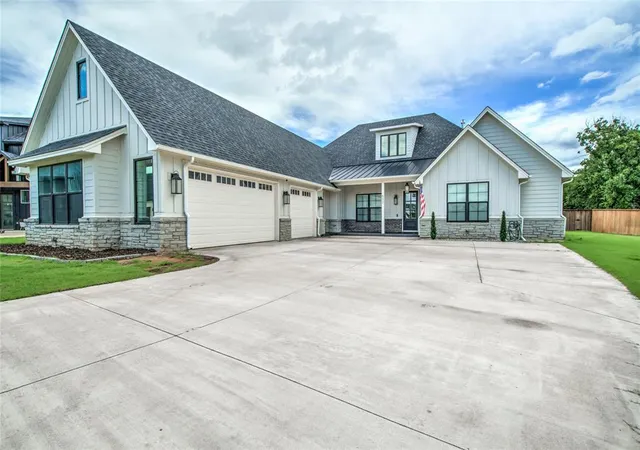 Photo 3 of Single family home for sale at 550 Old Crk Rd, Edmond, OK 73034 | MLS# 1233710 | Listing updated on 2026-10-07