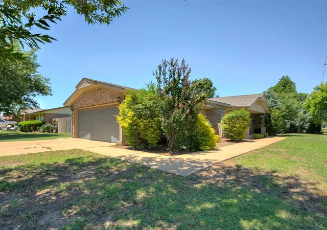 Photo 4 of Single family home for sale at 601 SW 9th Street, Moore, OK 73160 | MLS# 1234786 | Listing updated on 2026-09-26