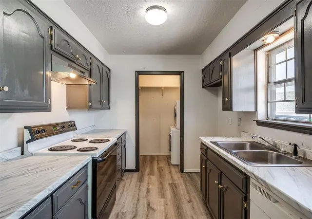 Listing Photo 5 - Condo for sale in building located at 11301 N May Ave, Oklahoma, OK 73120 - Unit #C