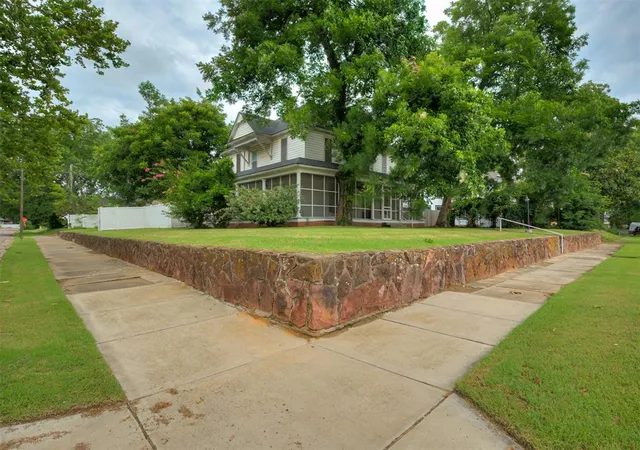 Photo 1 of Single family home for sale at 702 N Park Ave, Shawnee, OK 74801 | MLS# 1236573 | Listing updated on 2026-09-14