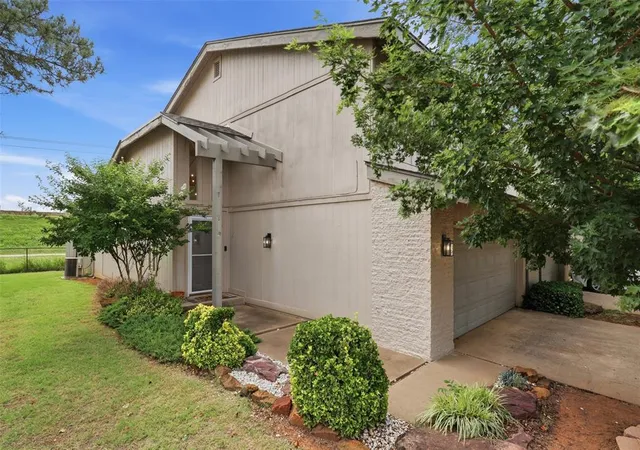 Photo 3 of Townhouse for sale at 9828 Hefner Village Dr, Oklahoma City, OK 73162 | MLS# 1236911 | Listing updated on 2026-09-11