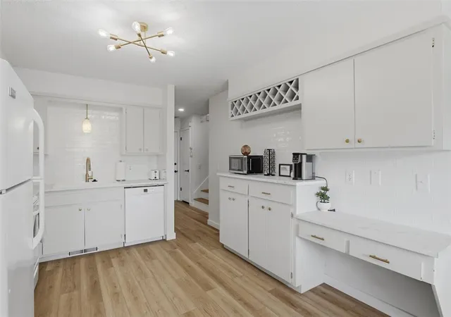 Photo 4 of Townhouse for sale at 9828 Hefner Village Dr, Oklahoma City, OK 73162 | MLS# 1236911 | Listing updated on 2026-10-01