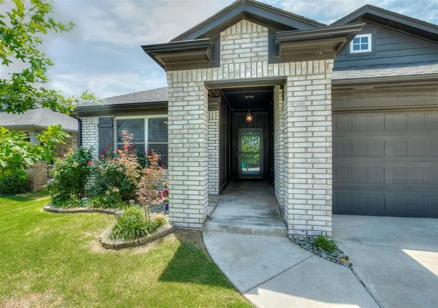 Photo 2 of Single family home for sale at 421 Kearny Ln, Yukon, OK 73099 | MLS# 1237325 | Listing updated on 2026-09-22