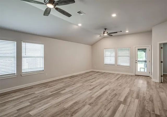 Photo 4 of Single family home for sale at 421 Kearny Ln, Yukon, OK 73099 | MLS# 1237325 | Listing updated on 2026-09-22