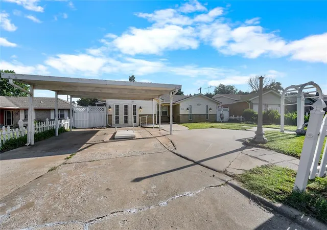 Photo 1 of Sale Pending at 812 E Georgia St, Shawnee, OK 74804 | MLS# 1238598 | Listing updated on 2026-09-14