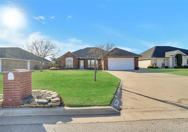 Photo 1 of Single family home for sale at 2905 Hunter Pointe, Altus, OK 73521 | MLS# 1238621 | Listing updated on 2026-09-11