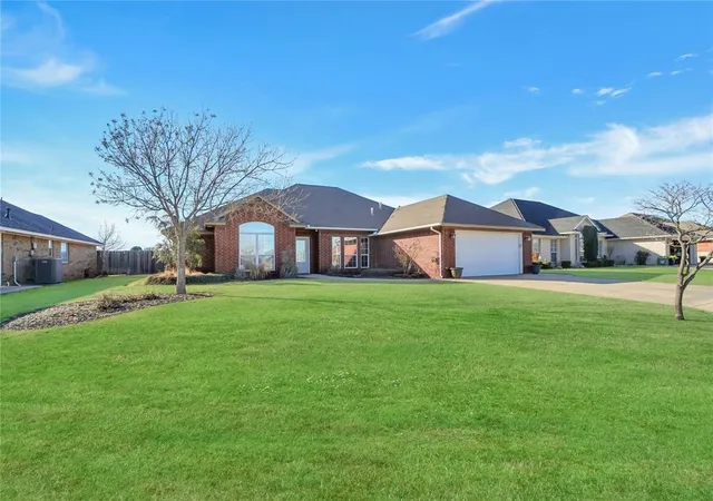 Photo 2 of Single family home for sale at 2905 Hunter Pointe, Altus, OK 73521 | MLS# 1238621 | Listing updated on 2026-09-11