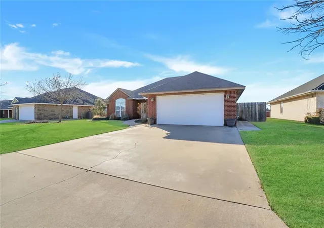 Photo 3 of Single family home for sale at 2905 Hunter Pointe, Altus, OK 73521 | MLS# 1238621 | Listing updated on 2026-09-11