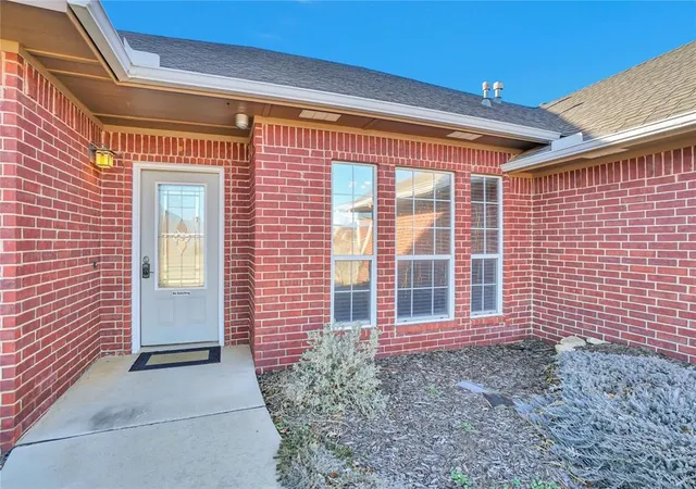 Photo 3 of Single family home for sale at 2905 Hunter Pointe, Altus, OK 73521 | MLS# 1238621 | Listing updated on 2026-09-11
