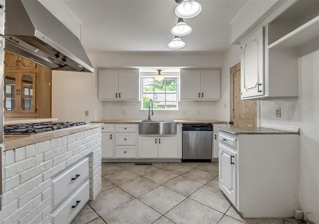 Photo 4 of Single family home for sale at 406 Hardy Dr, Edmond, OK 73013 | MLS# 1239660 | Listing updated on 2026-09-11