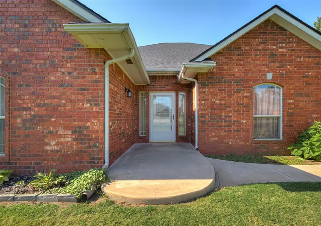 Photo 3 of Single family home for sale at 20200 Se 43rd Street, Harrah, OK 73045 | MLS# 1239694 | Listing updated on 2026-10-07