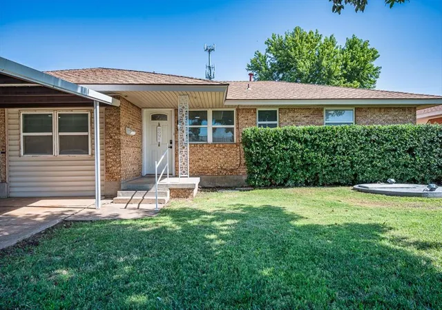 Photo 2 of Single family home for sale at 125 Sw 6th Street, Moore, OK 73160 | MLS# 1240185 | Listing updated on 2026-09-14