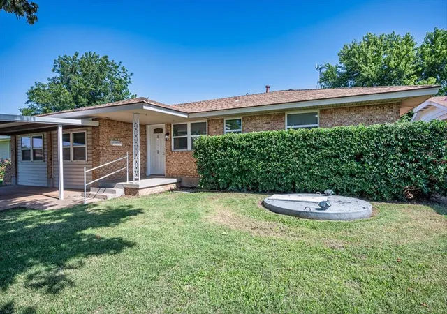 Photo 3 of Single family home for sale at 125 Sw 6th Street, Moore, OK 73160 | MLS# 1240185 | Listing updated on 2026-09-14