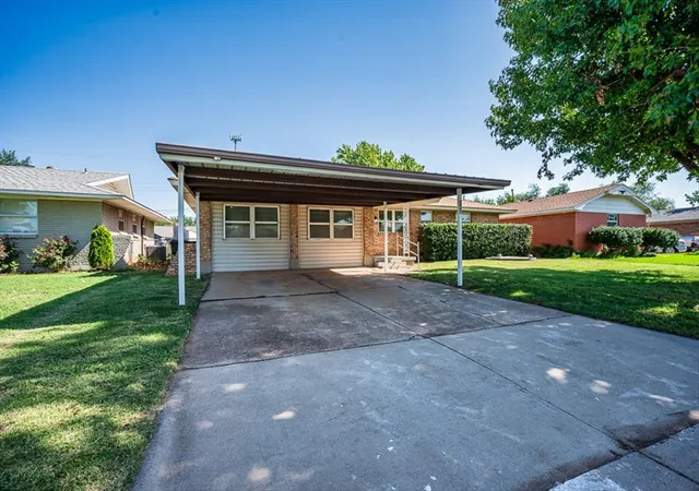 Photo 4 of Single family home for sale at 125 SW 6th Street, Moore, OK 73160 | MLS# 1240185 | Listing updated on 2026-09-14