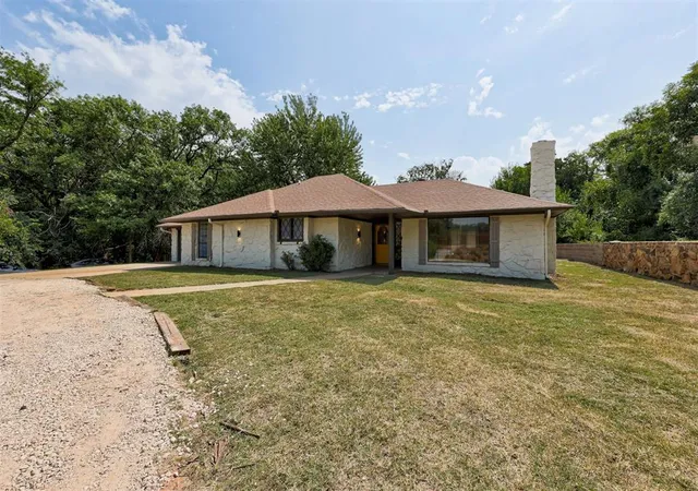 Photo 3 of Single family home for sale at 1002 S Pine St, Guthrie, OK 73044 | MLS# 1241421 | Listing updated on 2026-10-08
