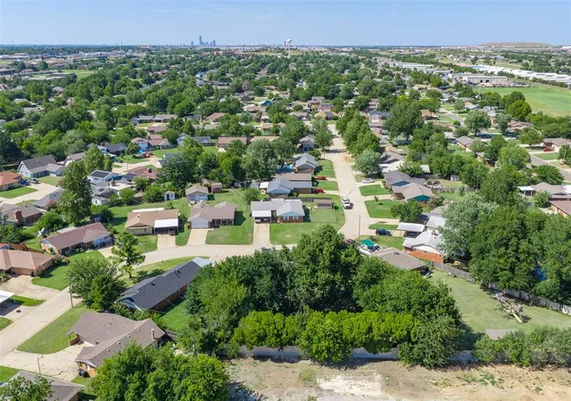 Photo 2 of Sale Pending at 118 Oakside Dr, Moore, OK 73160 | MLS# 1241573 | Listing updated on 2026-09-11