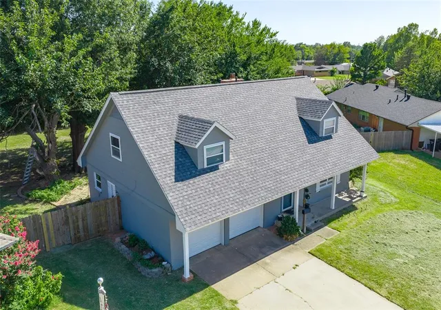 Photo 3 of Sale Pending at 118 Oakside Dr, Moore, OK 73160 | MLS# 1241573 | Listing updated on 2026-09-11